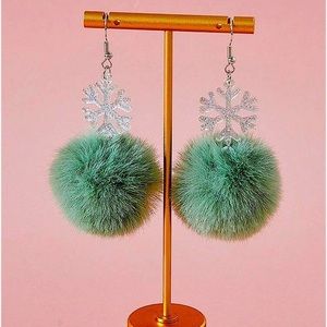 NWT Mint green fuzzy drop snowflake ❄️ earrings